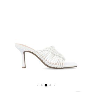 Journee Collection “Saskia” white
